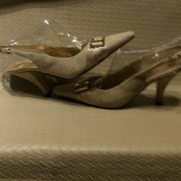 J. Renee CAMMY Fabric 7-1/2 M Heels - Picture 4 of 8